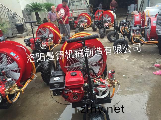 自走式風(fēng)(feng)送打(da)藥(yao)機